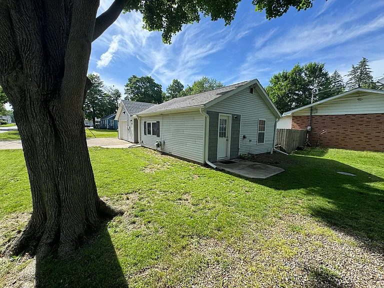 220 W Williams St — Photo 32
