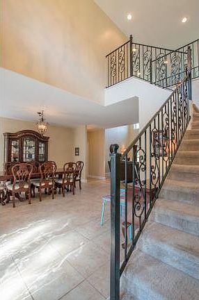 5th image of 231 Roscommon Dr