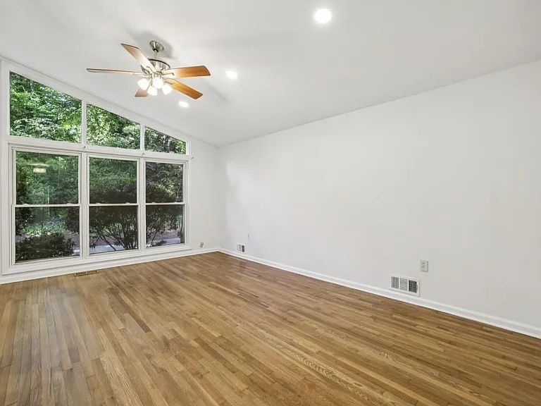 2056A Abby Ln NE — Photo 11