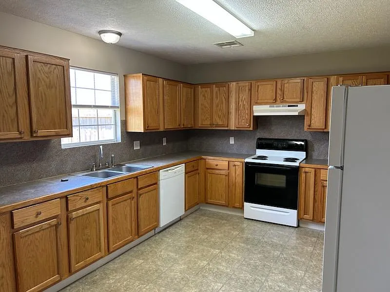3 bed, 1800 sqft, $1,600 — Photo 3