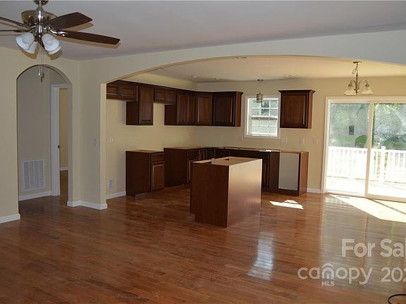 3rd image of 909 Woodbine Pl
