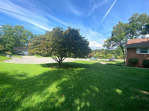 3rd image of 2211 Pommel Dr