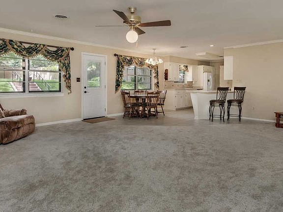 5th image of 1209 Hillcrest Dr