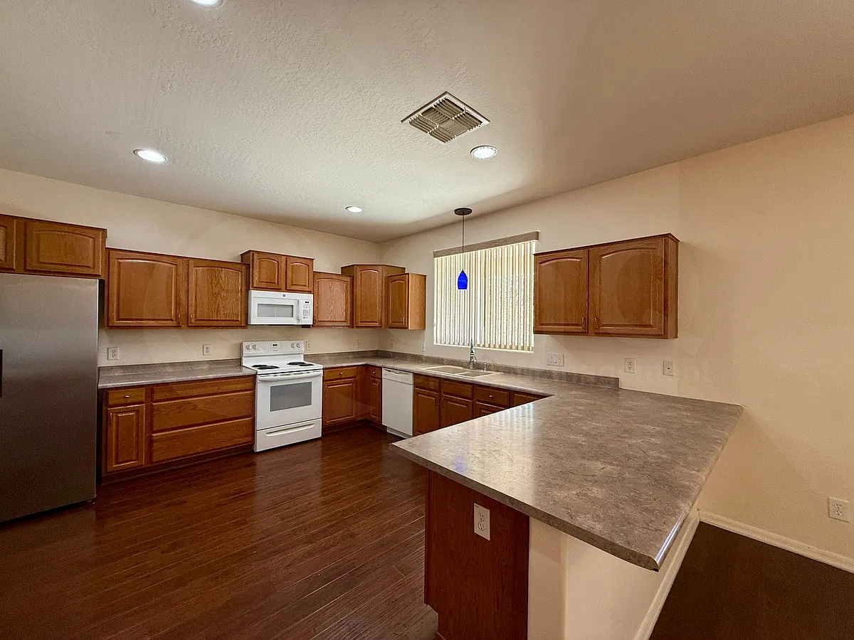 4 bed, 4.0 bath, 3300 sqft, $2,799 — Photo 3