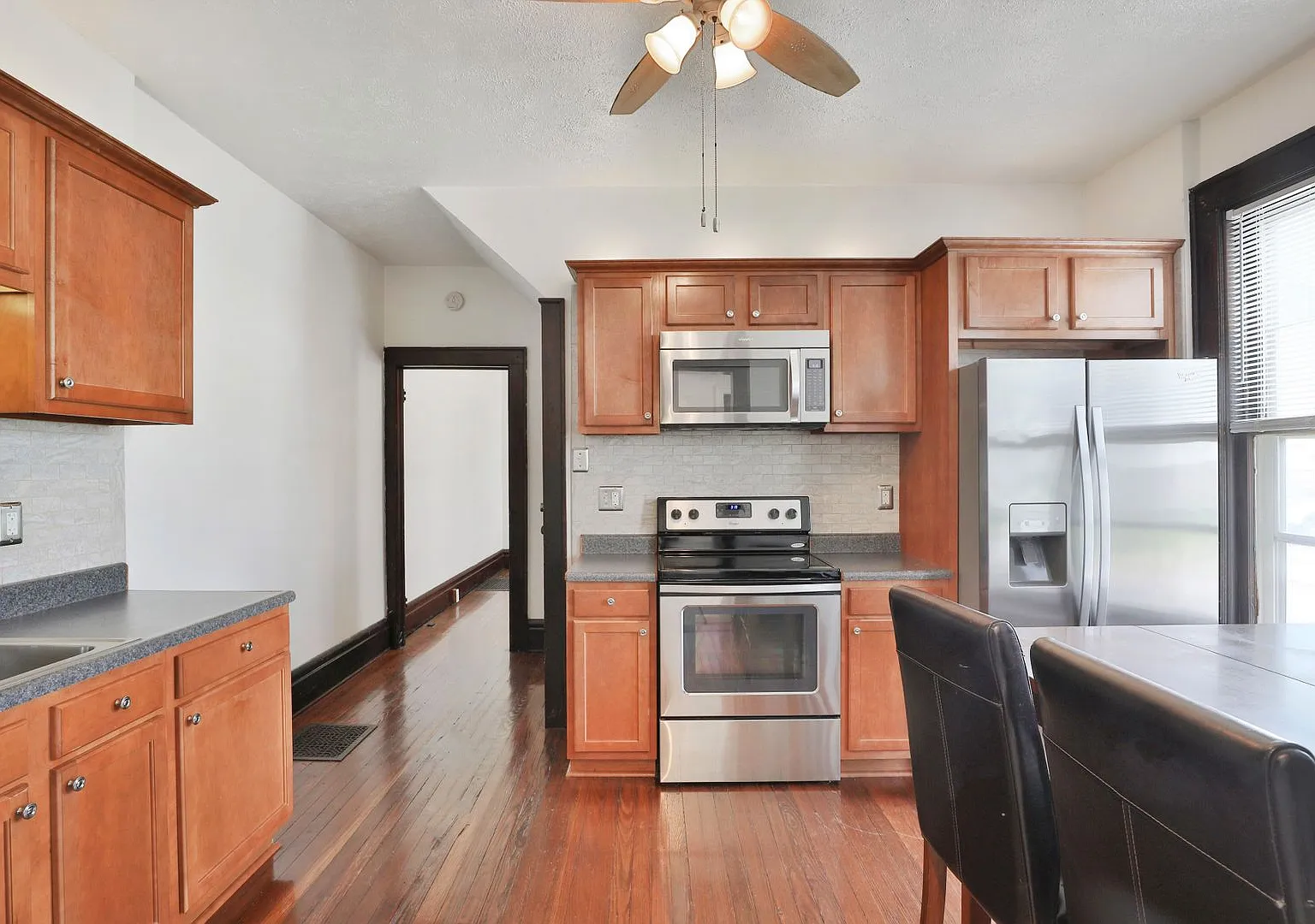 4 Bedroom , 2 Bath Newly Renovated house - Right off of High St — Photo 4