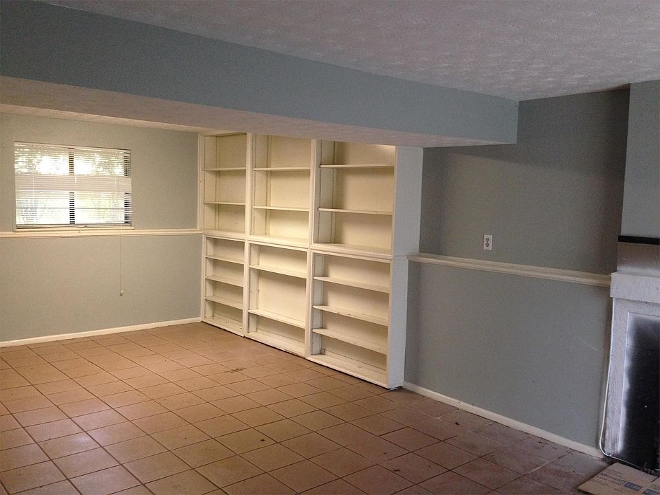Bonus Room also has built in Book shelves.
