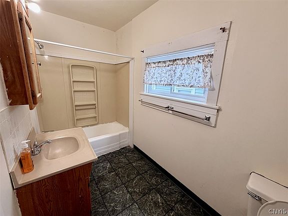 5th image of 12 Porter St