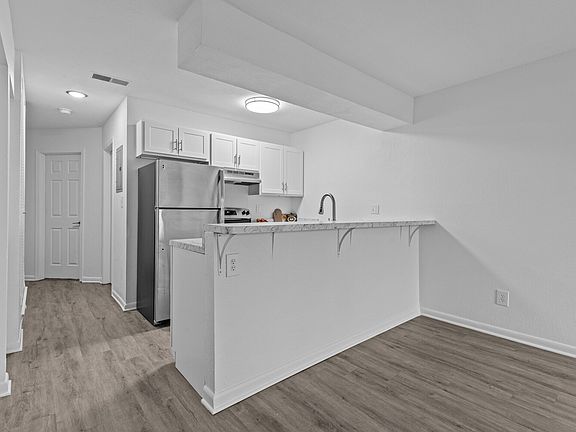 2nd image of 315 E Edgewood Blvd #313-02