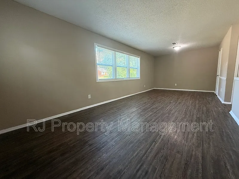 3 bed, 1.0 bath, 988 sqft, $995 — Photo 3
