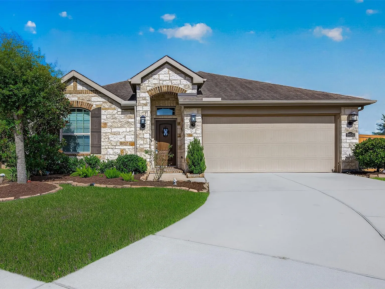 4 bed, 2.0 bath, 2144 sqft, $2,500 — Photo 1