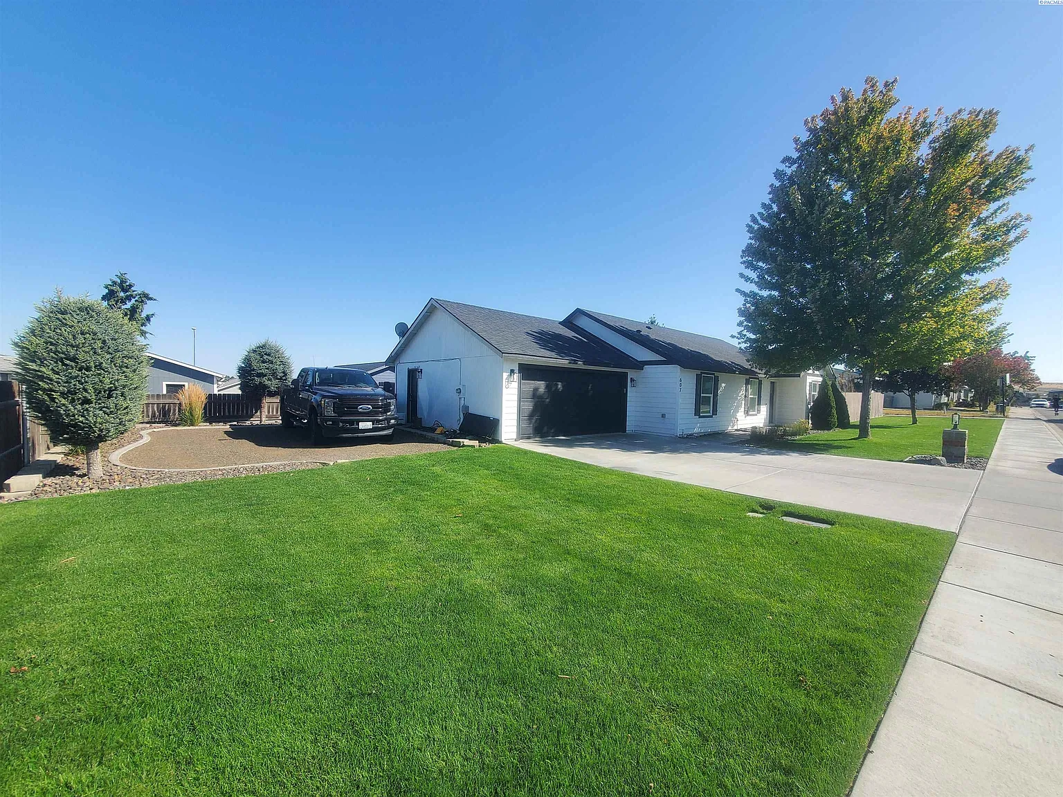 3 bed, 2.0 bath, 1255 sqft, $2,100 — Photo 2