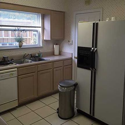 5th image of 219 Whispering Pines Cir