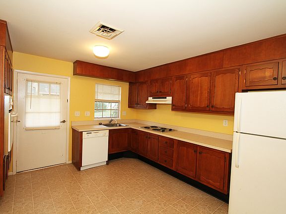 3rd image of 572 Sheffield Court #B