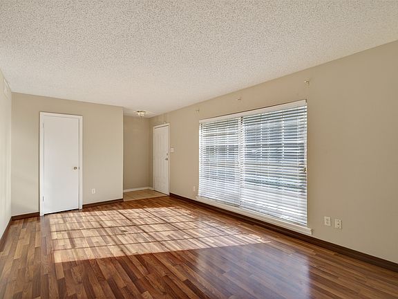 4th image of 8012 Pines Rd