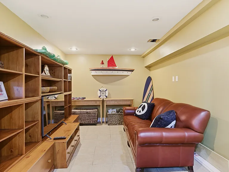 23 Clinton St — Photo 31