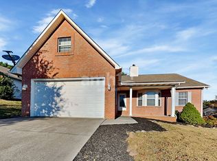 1324 Hunters Way Ct, Maryville, TN 37803