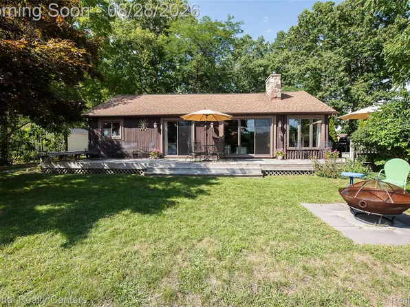 3847 Jackson Blvd, White Lake, MI 48383