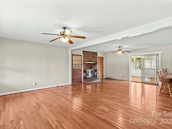 5th image of 124 Island Park Ln