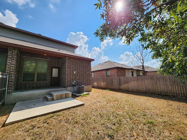 622 Creekside Cir — Photo 32