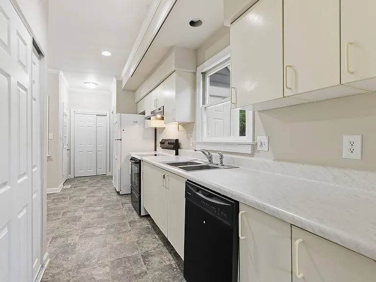102 Markham Dr — Photo 11