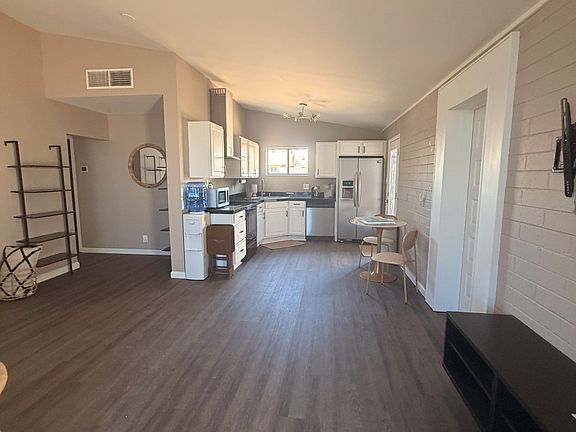 3rd image of 1824 E Don Carlos Ave