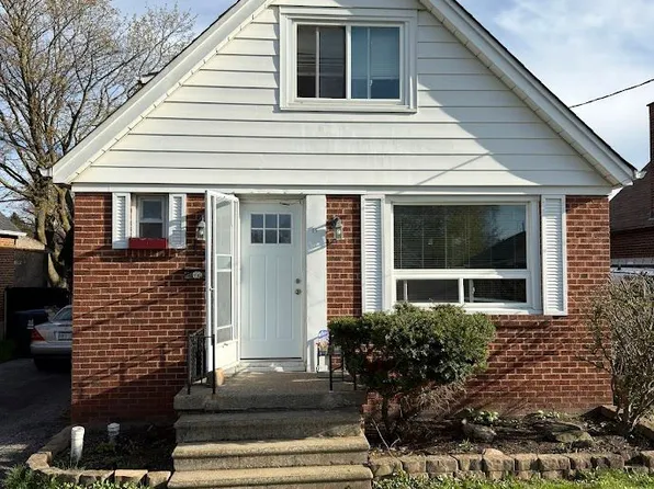 19 Westchester Rd, Toronto, ON M6M 2S4