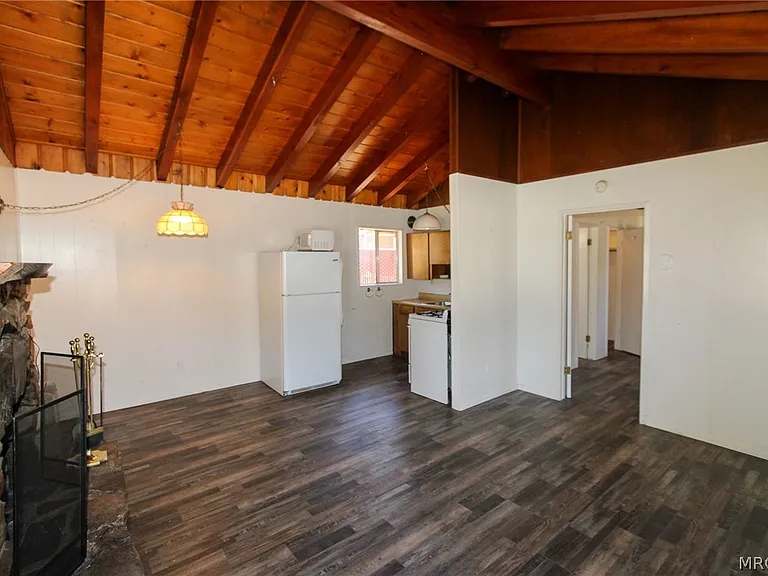 512 Barton Ln N — Photo 3