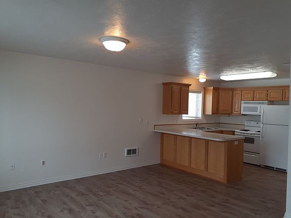 2nd image of 885 Andrews Pl APT 1