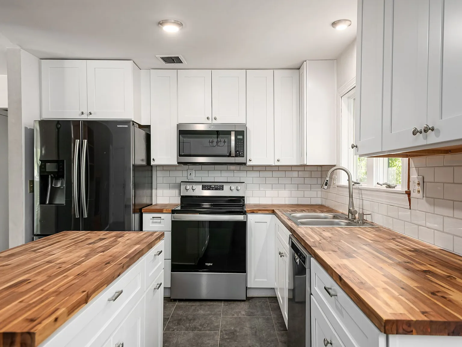 3 bed, 1196 sqft, $2,650 — Photo 3