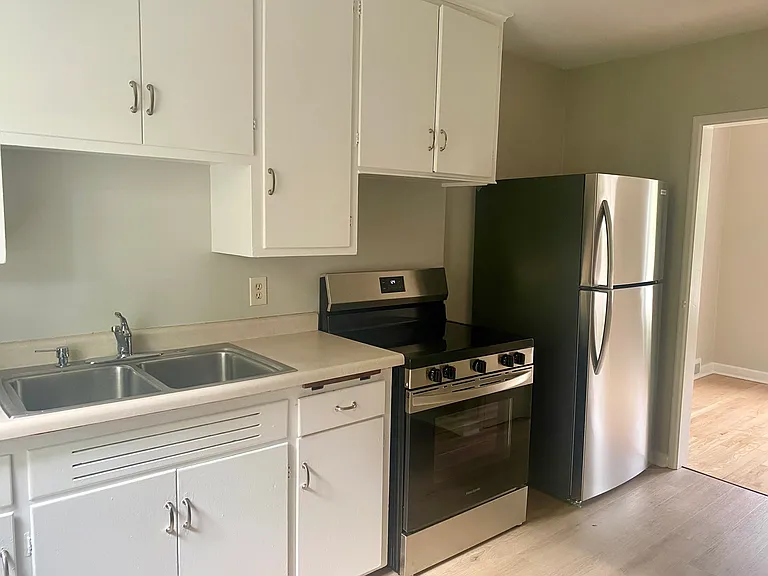 Kitchen - newer stainless steel appliances