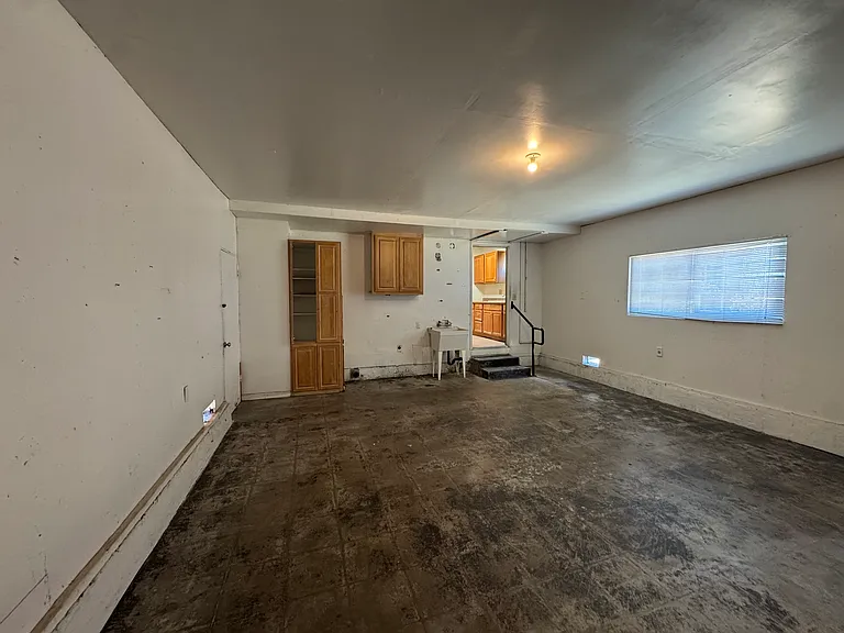 Enclosed garage
Washer and dryer hook ups
