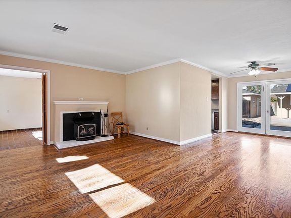 3rd image of 905 Pascoe Ave
