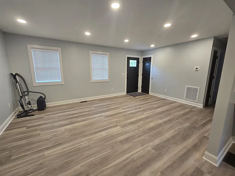 1111 Grace Ave — Photo 8