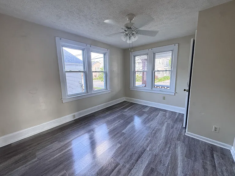 106 E Main St — Photo 8