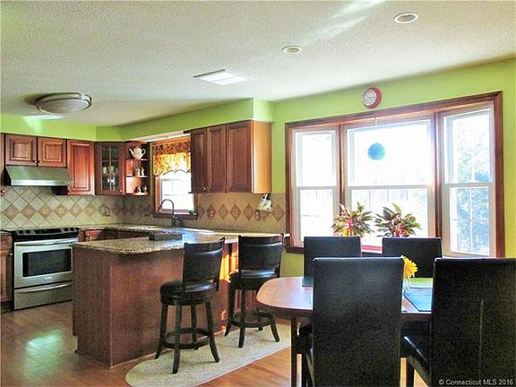 Nice open floor plan with B...