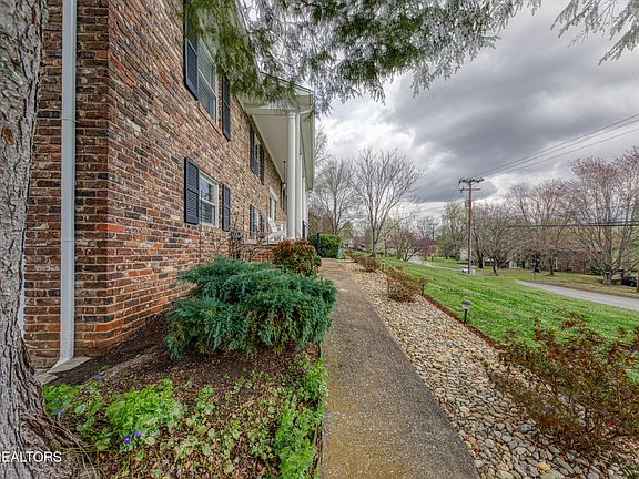 4th image of 901 Kevin Rd