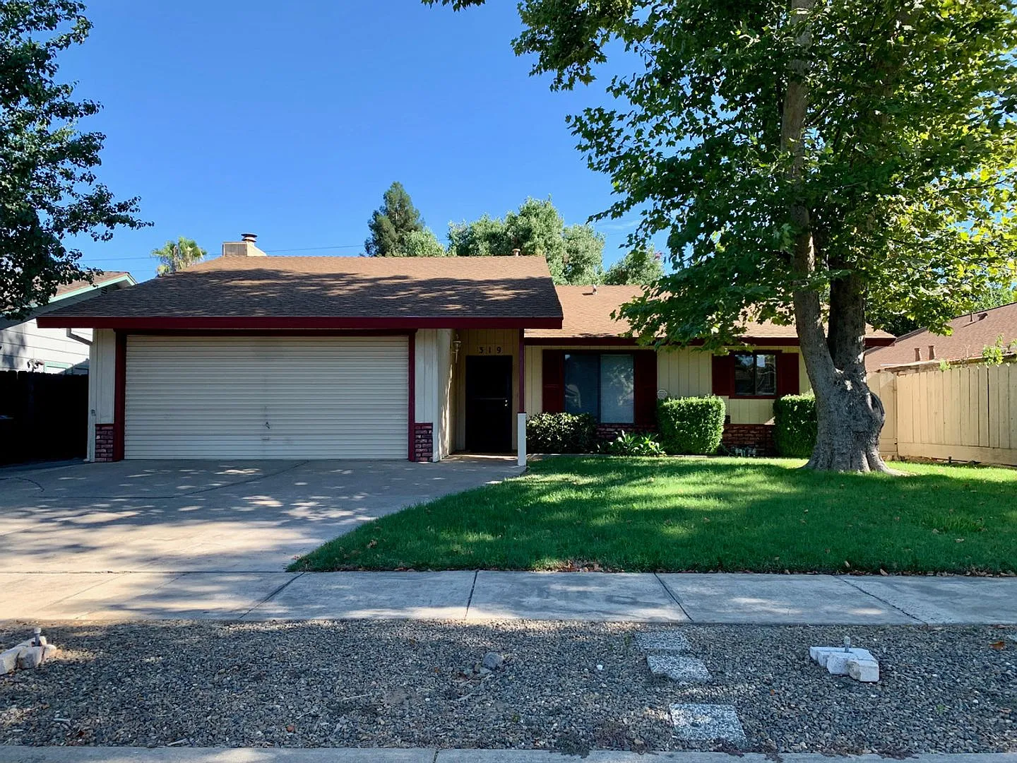 319 Saint Michelle Dr photo 1