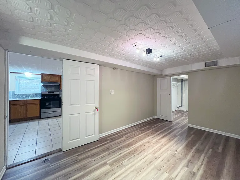 5733 W Melrose St — Photo 8