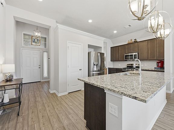 5th image of 1010 Old Vine Rd