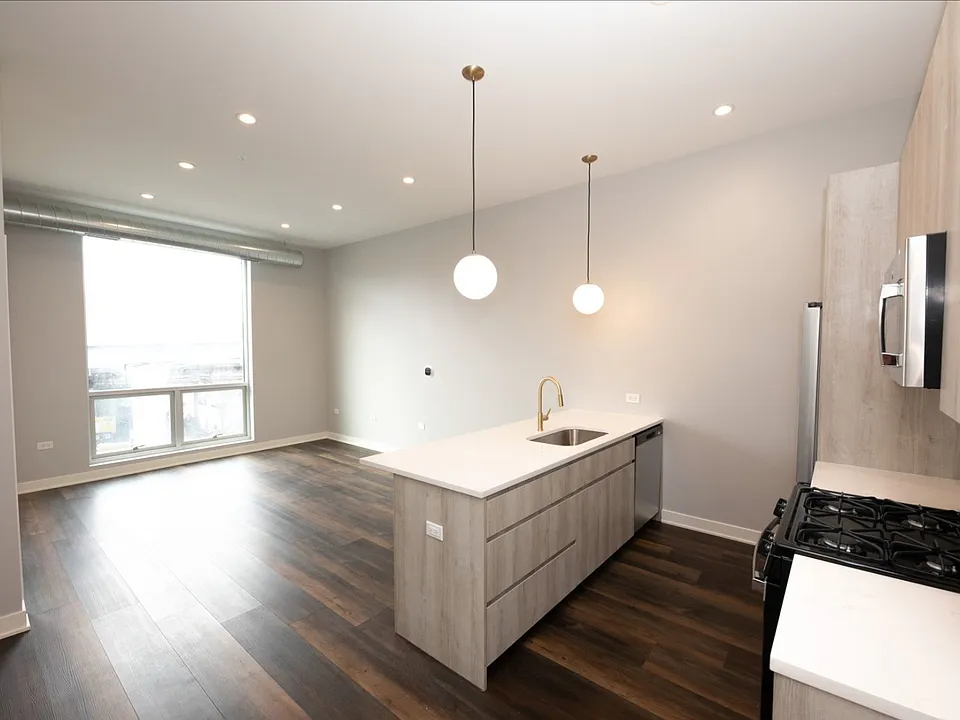 3252 N Wilton Ave #202