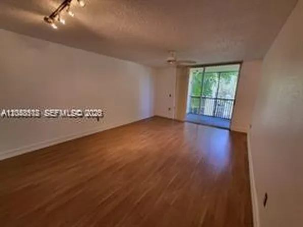 8225 Lake Dr APT 405, Doral, FL 33166