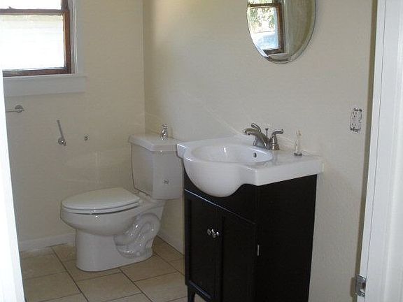 5th image of 233 E Orchard St