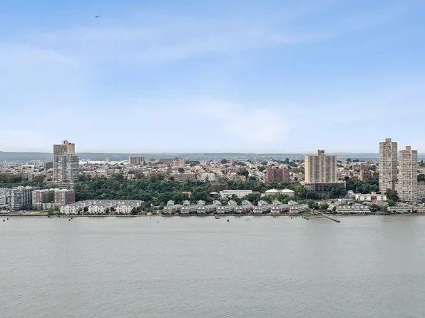 200 Riverside Boulevard image 2 of 11