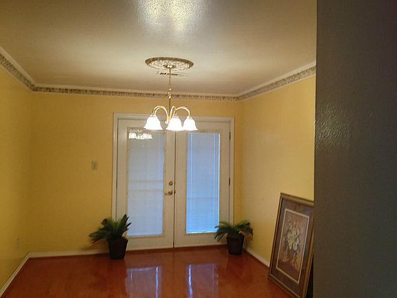 Formal Dinning Room with crown molding