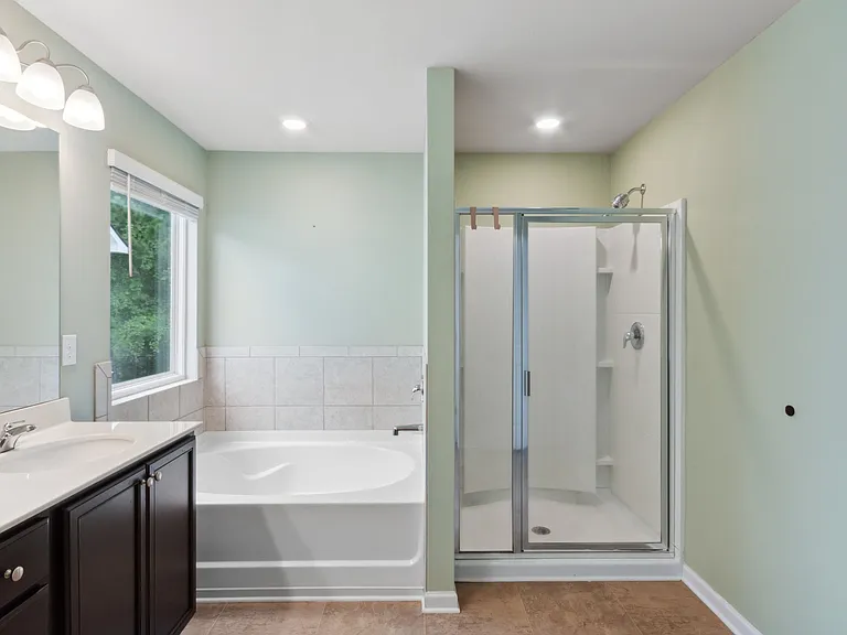 En suite bathroom in primary bedroom