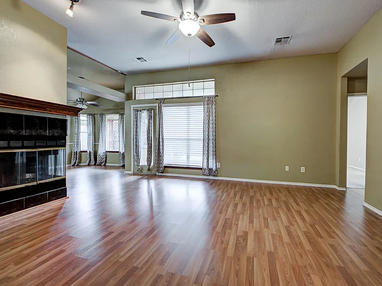 2912 Edinburg Dr — Photo 7