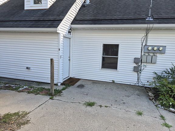 2nd image of 139 W Deer St