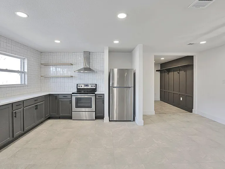 1610 S Beckley Ave — Photo 14