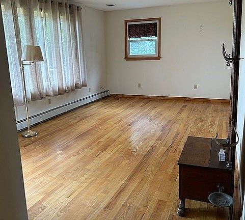 Living Room
Hardwood Floors.