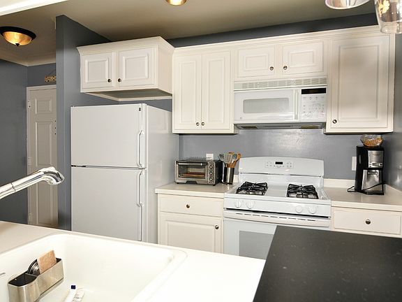 5th image of 1050 N. Stuart Street ##103